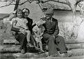 Heidi Klara Heide im Hinterhof unterm Scheberlapfelbaum 1944